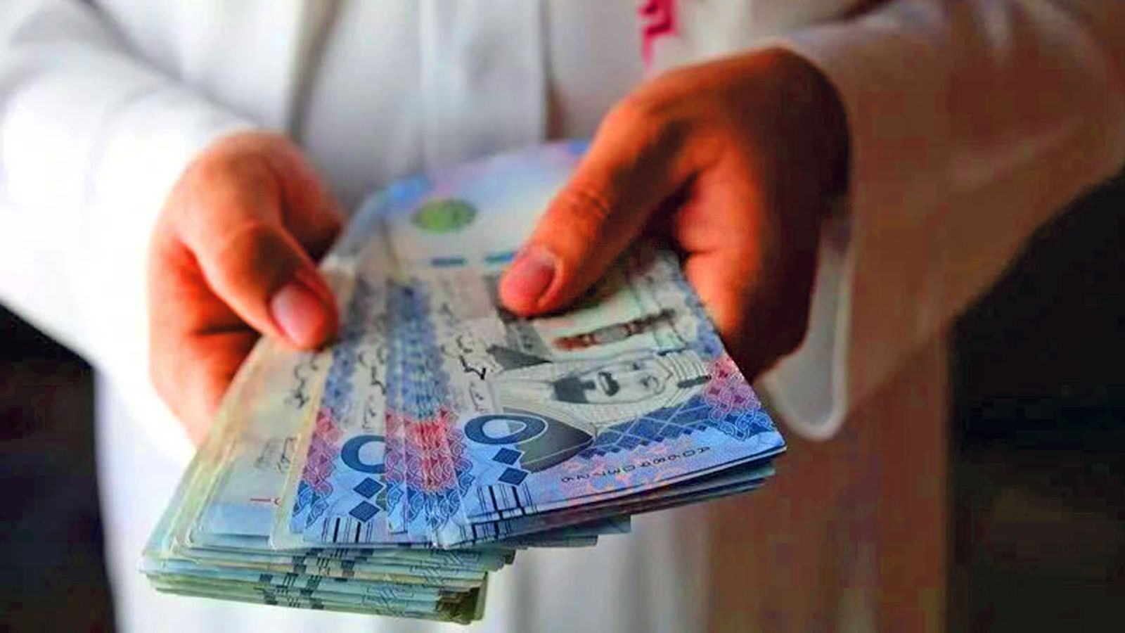 هل يشترط توقيع موظف البريد على نموذج استلام قرض العمل الحر؟ 
