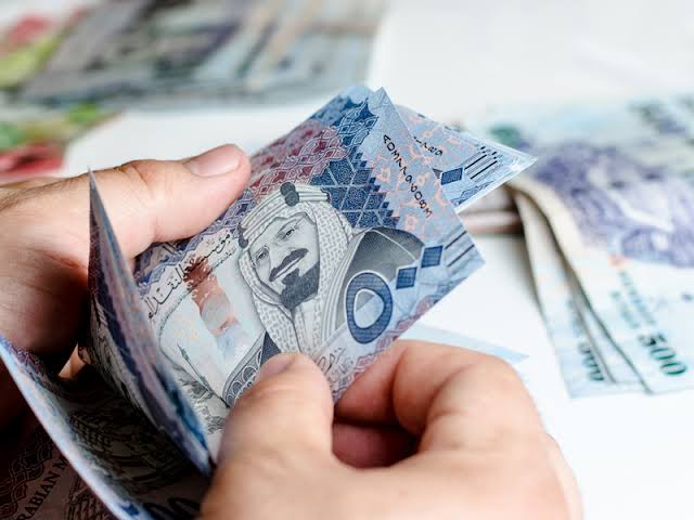 صرف ثلاث رواتب في أغسطس