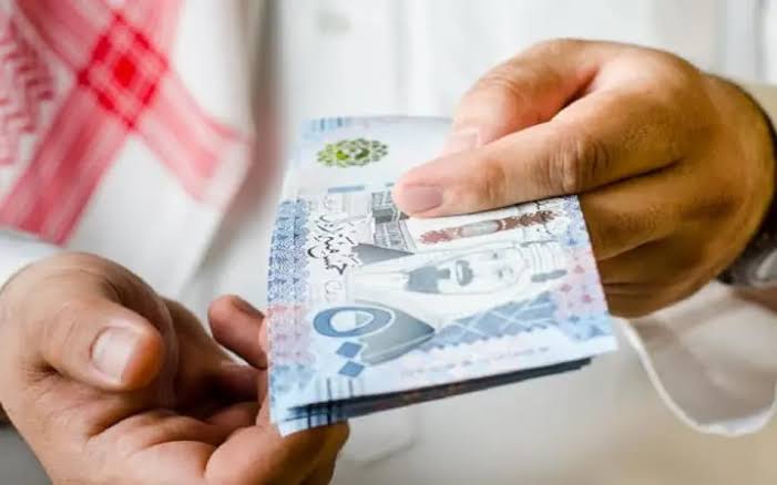صرف ثلاث رواتب في أغسطس