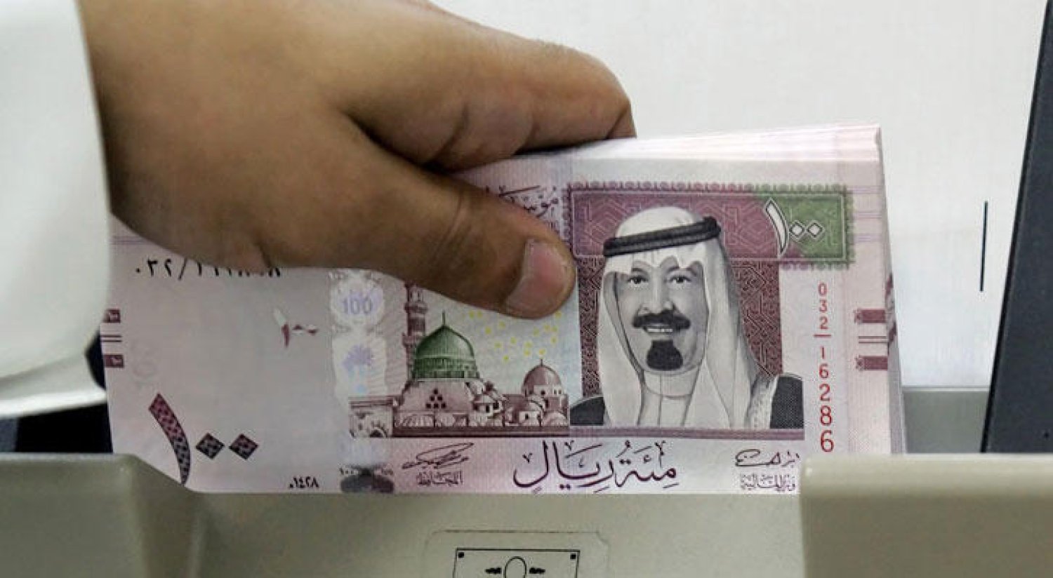 موعد إيداع رواتب الموظفين